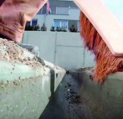 Facile pulizia di un canale di drenaggio con la chiusura rapida SIDE LOCK