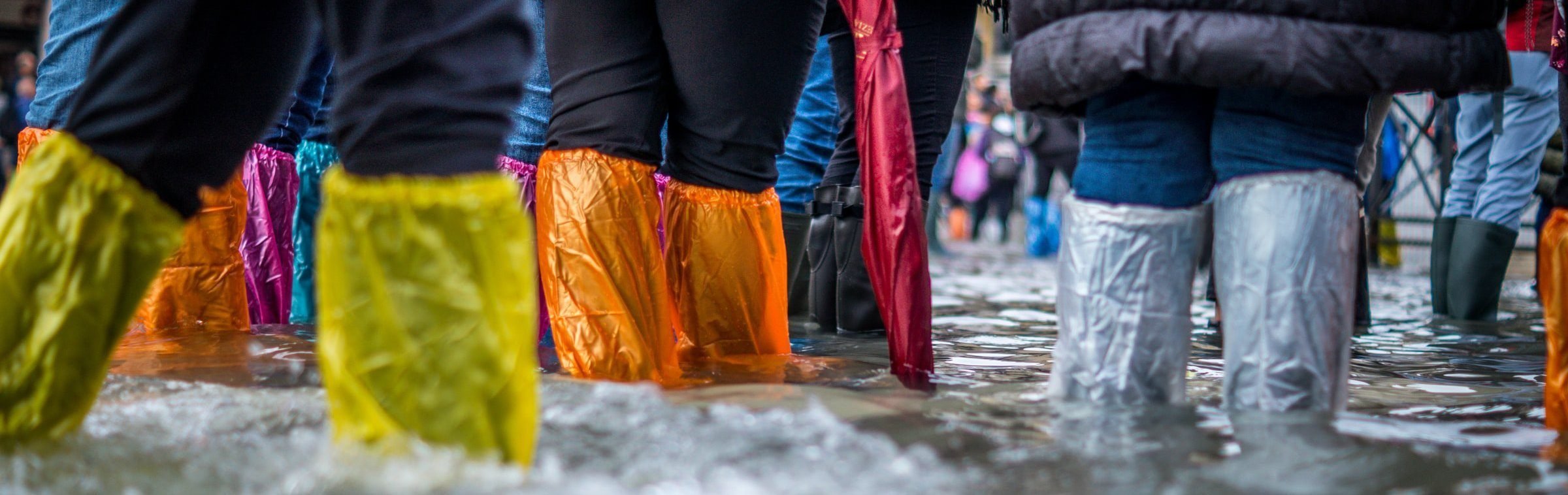 Persone con abbigliamento da pioggia durante le inondazioni