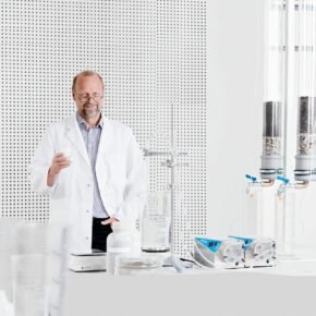 Claus Huwe termékfejlesztő a laborban