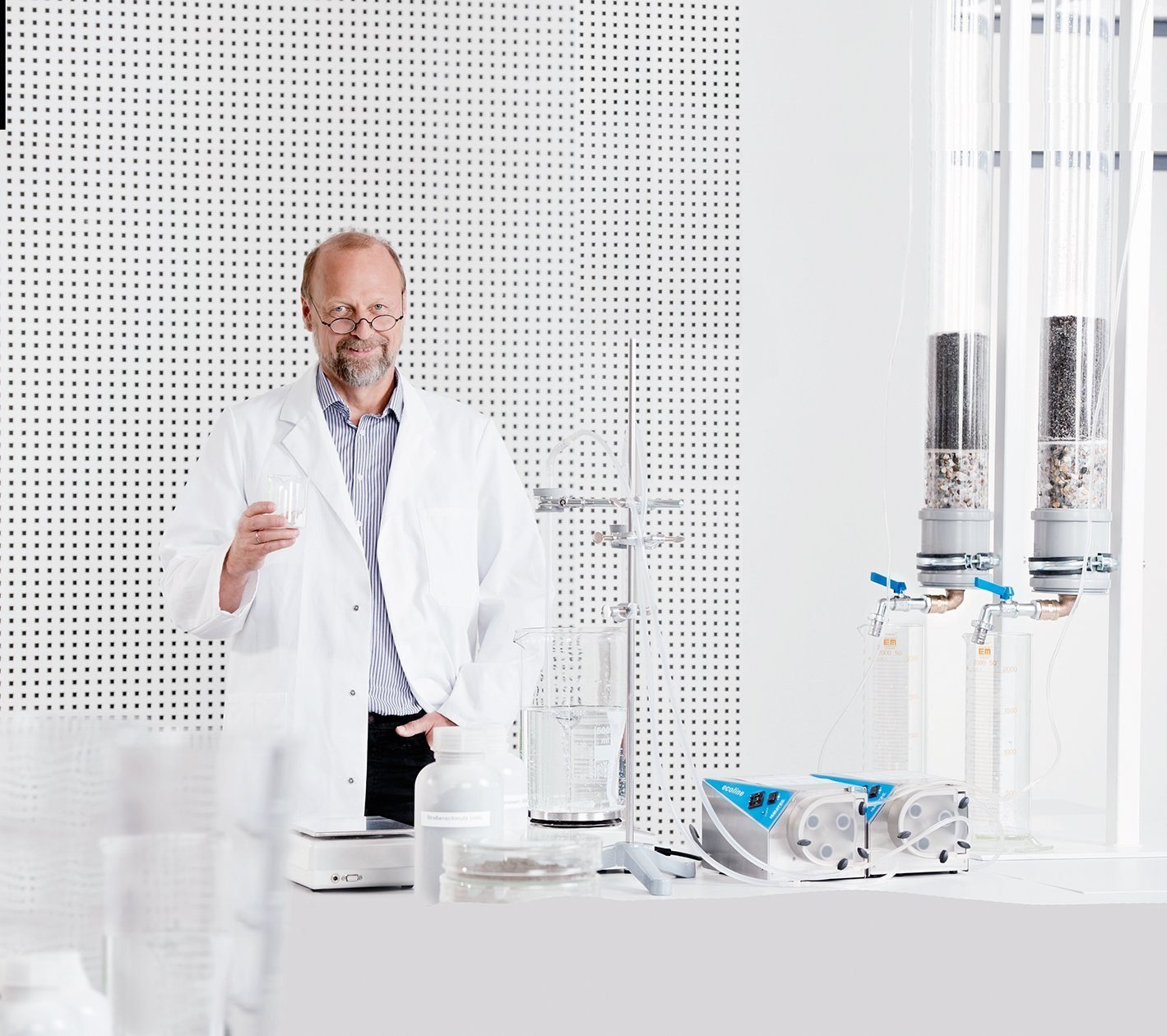 Claus Huwe termékfejlesztő a laborban