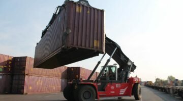 Hohe Belastung durch Reach-Stacker am Containerterminal Segrate
