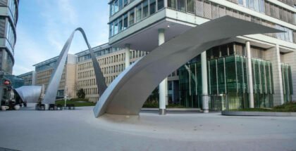 Metallskulpturen auf dem Vorplatz der Welle in Frankfurt