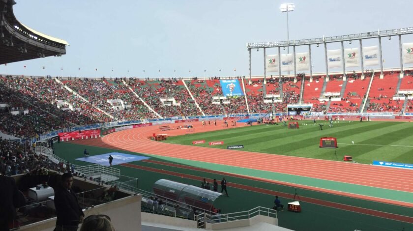 Stadion lekkoatletyczny zielona murawa trybuny z odwodnieniami HUARATON