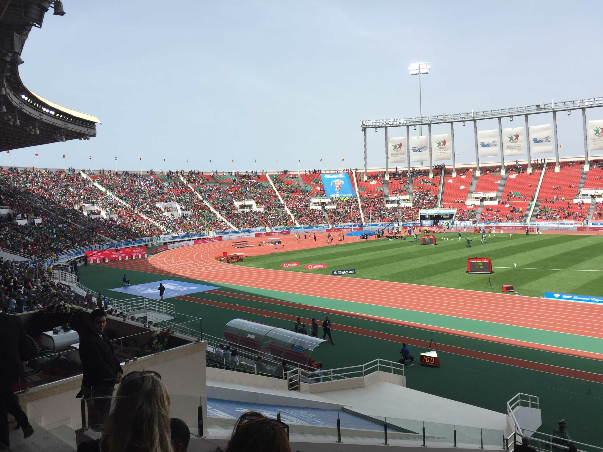 Stadion lekkoatletyczny zielona murawa trybuny z odwodnieniami HUARATON