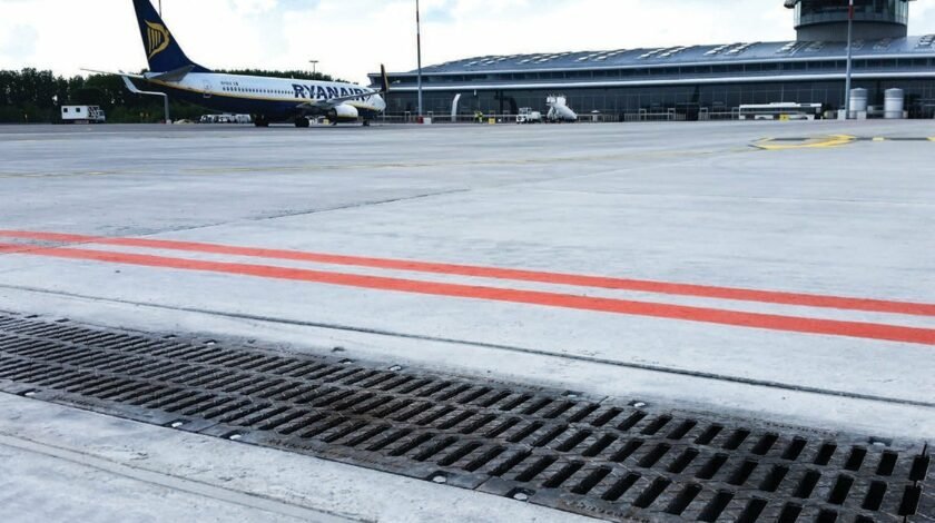 betonowe odwodnienie liniowe z rusztem żeliwnym FASERFIX SUPER na płycie lotniska