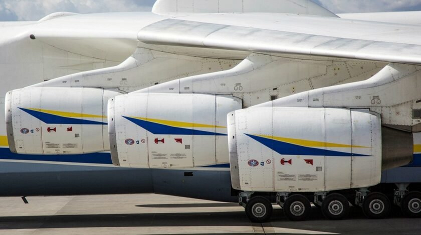 samolot antonow An-225 Mrija na płycie lotniska lotniska im. F. Chopina Warszawa, linia kanału odwadniającego na lotnisku