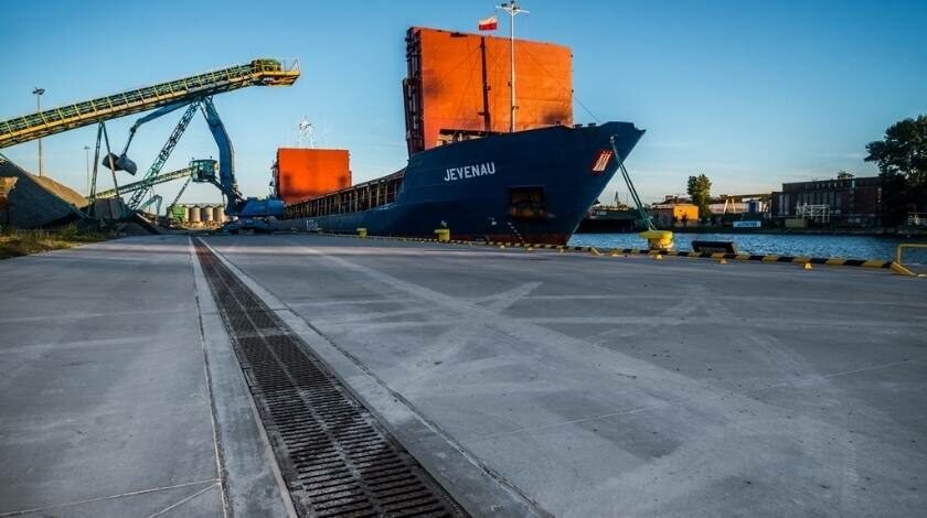 statek w porcie Nabrzeże przemysłowe port Gdańsk odwodnienie wzdłuż linii portu