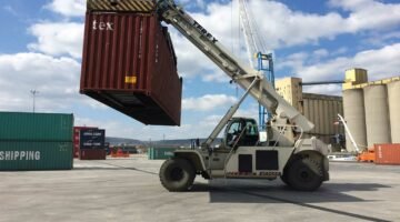 High load from reach stackers at the container terminal