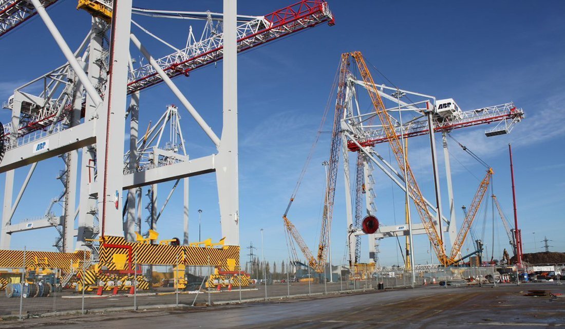 Gantry cranes in Southampton Port
