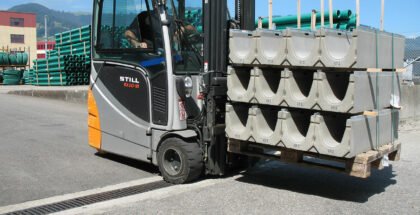 Il sistema di drenaggio RECYFIX MONOTEC nel piazzale di stoccaggio di SFS Unimarket resiste anche al carico di un carrello elevatore carico