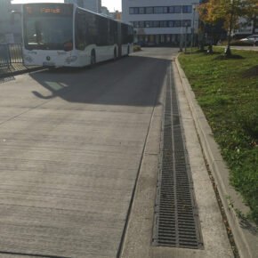 Entwässerungsrinne DRAINFIX CLEAN auf Busumfahrung bei Parkplatz in Groß-Gerau