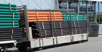 Lastwagen auf der Logistikfläche des Baustoffhändlers SFS unimarket