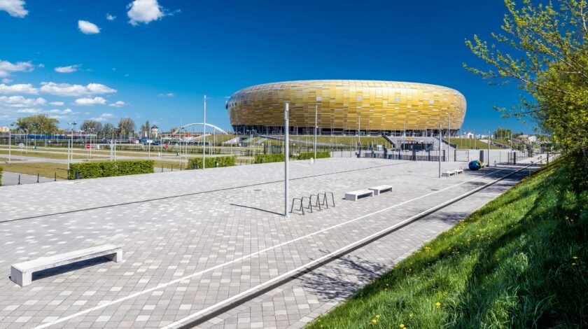 stadion gdańsk na tle nieba plac spacerowy otaczający stadion ławki i odwodnienie placu