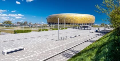 stadion gdańsk na tle nieba plac spacerowy otaczający stadion lawki i odwodnienie placu