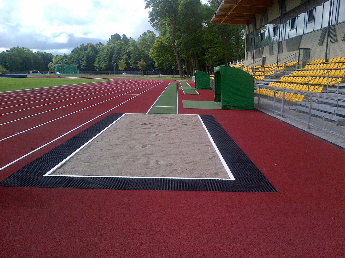 SPORTFIX Recuperatori di sabbia e bordure morbide nello stadio cittadino di Palanga