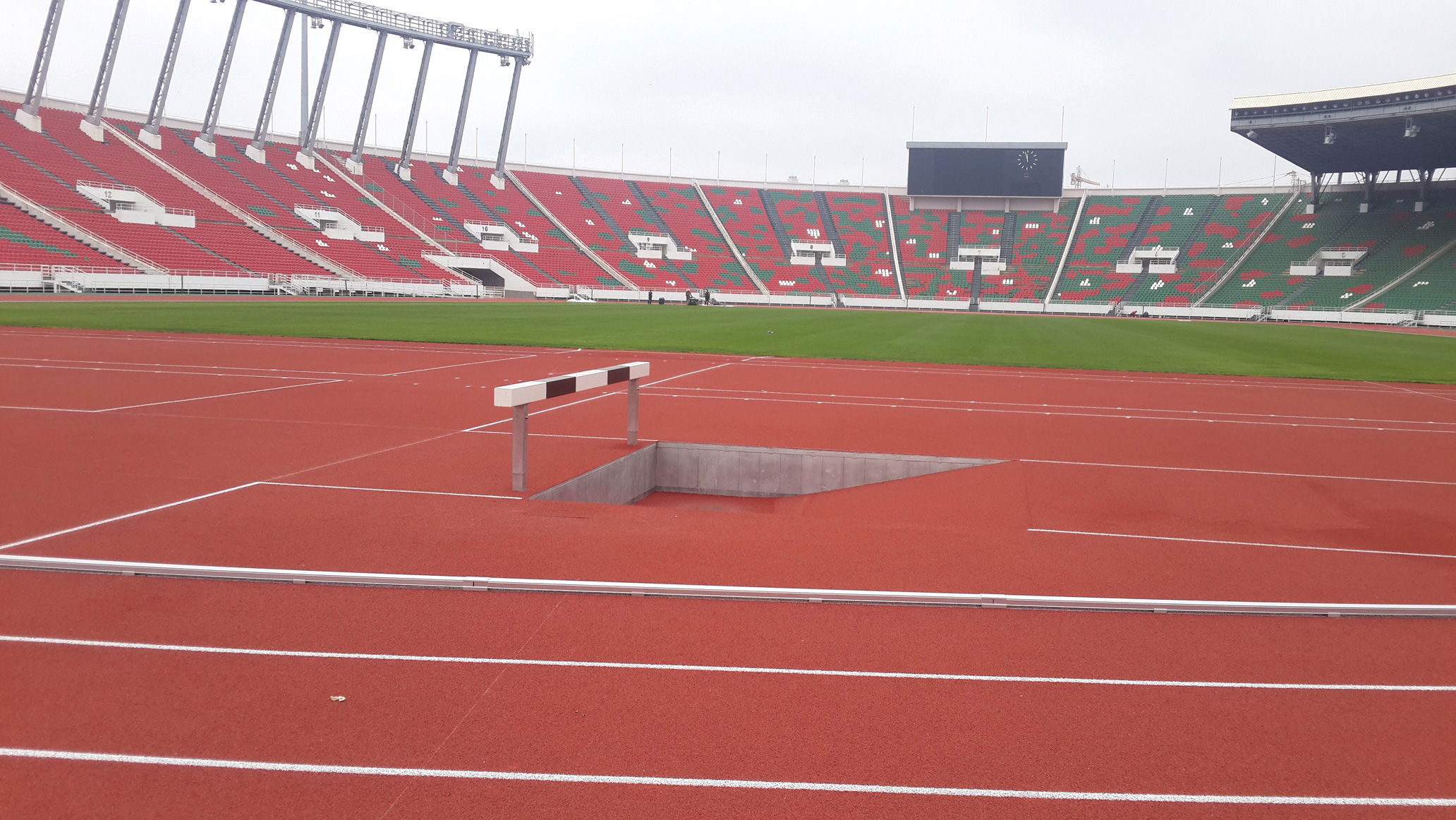 Wassergraben mit Hürde im National-Stadion Rabat