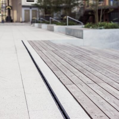 odwodnienie liniowe w chodniku na placu przy budynku Bałtyk Tower, drewniane schody