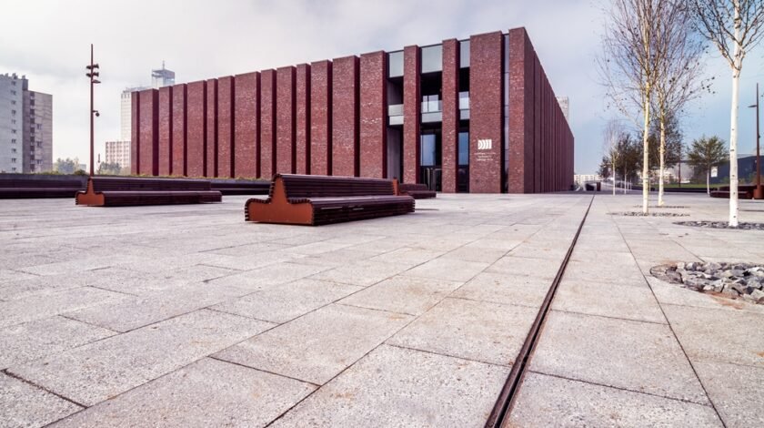 NOSPR Katowice plac otaczający budynek odwodnienie szczelinowe zabudowane w granitowych płytach chodnikowych