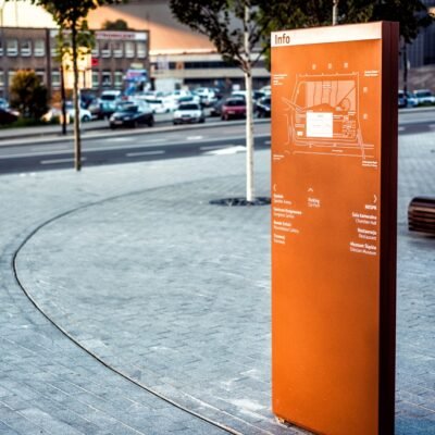 NOSPR Katowice plac przed budynkiem i tablica informacyjna z odwodnieniem szczelinowym zabudowanym w kostce brukowej