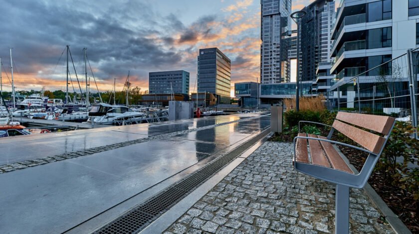 odwodnienie liniowe wzdłuż alei spacerowej port apartamenty Marina Yacht Park Gdynia nabrzeże