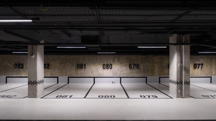 parking podziemny, miejsca parkingowe, ciekawa architektura Solec Ludna czarna linia odwodnienia