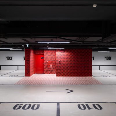 parking podziemny Solec Ludna czerwona ściana, czarna linia odwodnienia