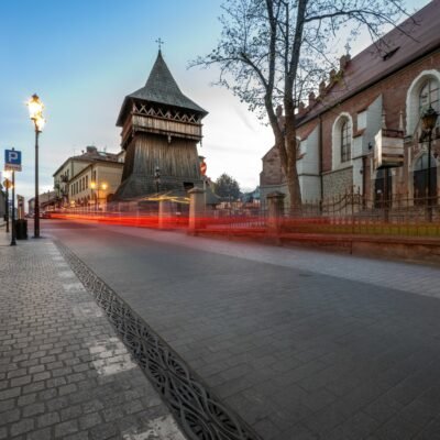 odwodnienie liniowe z ozdobnym rusztem METROPOLIS wzdłuż ulicy przylegającej do rynku w Bochni