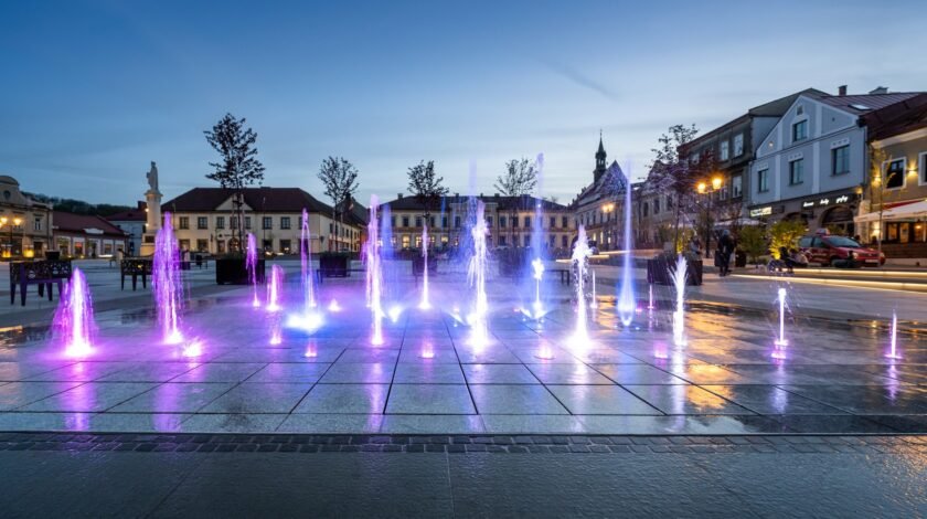 fontanna na rynku w Bochni kolorowe oświetlenie odwodnienie liniowe dookoła fontanny na rynku