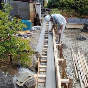 A man installing an in-situ trench
