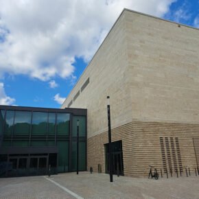 Die neugebaute Stadthalle in Bad Vilbel mit gläsernem Foyer