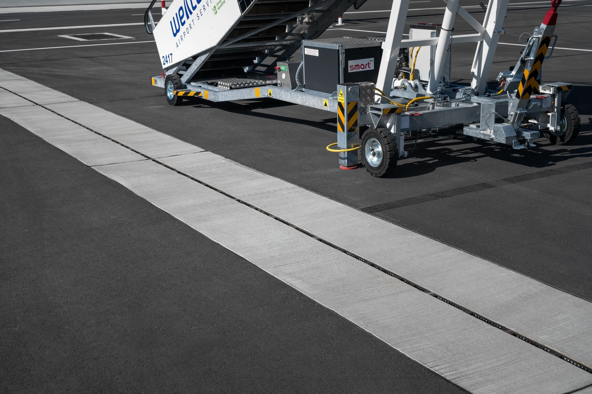 odwodnienie liniowe zabudowane w płycie lotniska na przy schodach do samolotu, lotnisko radom