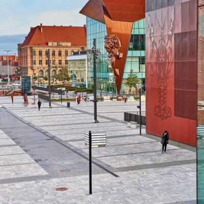 Forum Gdańsk plac odwodnieniem liniowym RECYFIX z prętami wzdłużnymi