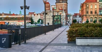 Forum Gdańsk plac i aleja z widoczną linią odwodnienia liniowego hauraton