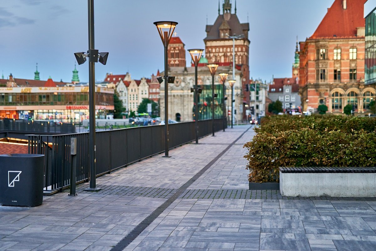 Forum Gdańsk plac i aleja z widoczną linią odwodnienia liniowego hauraton