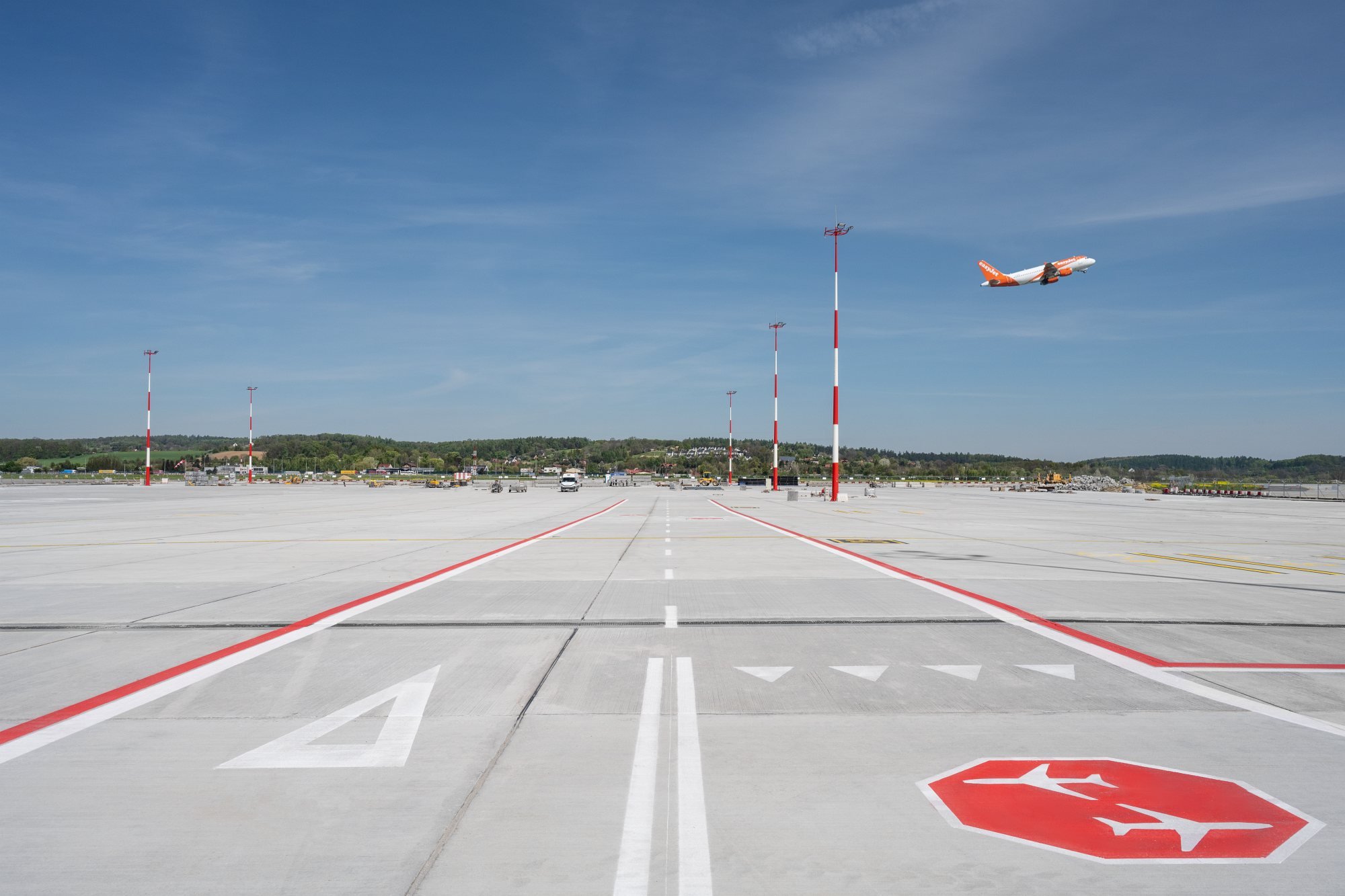 Lotnisko Kraków Balice, płyta lotniska i widoczna linia odwodnienia liniowego HAURATON