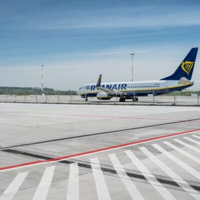 Kraków Airport, płyta postojowa i odwodnienie liniowe HAURATON, samolot przejeżdżający po płycie lotniska