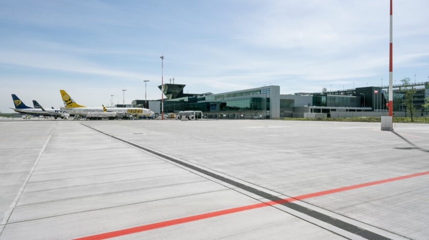 Kraków Airport, płyta postojowa i odwodnienie liniowe HAURATON