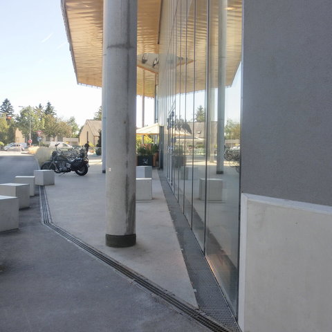 Rinne vor Einkaufszentrum in Wien