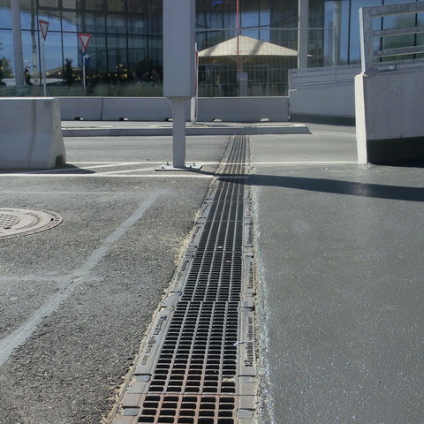 Rinne vor Einkaufszentrum in Wien