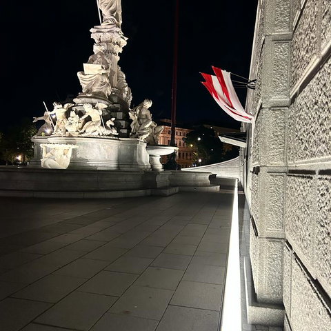Parlament Wien bei Nacht