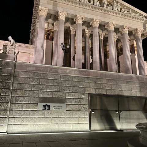 Parlament Wien bei Nacht