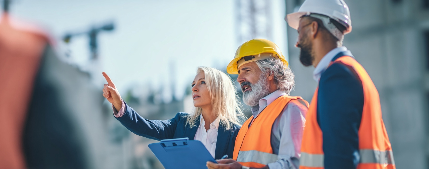 Planerin und Bauleiter im Gespräch auf der Baustelle – enge Zusammenarbeit mit Fachhändlern und Partnern von HAURATON