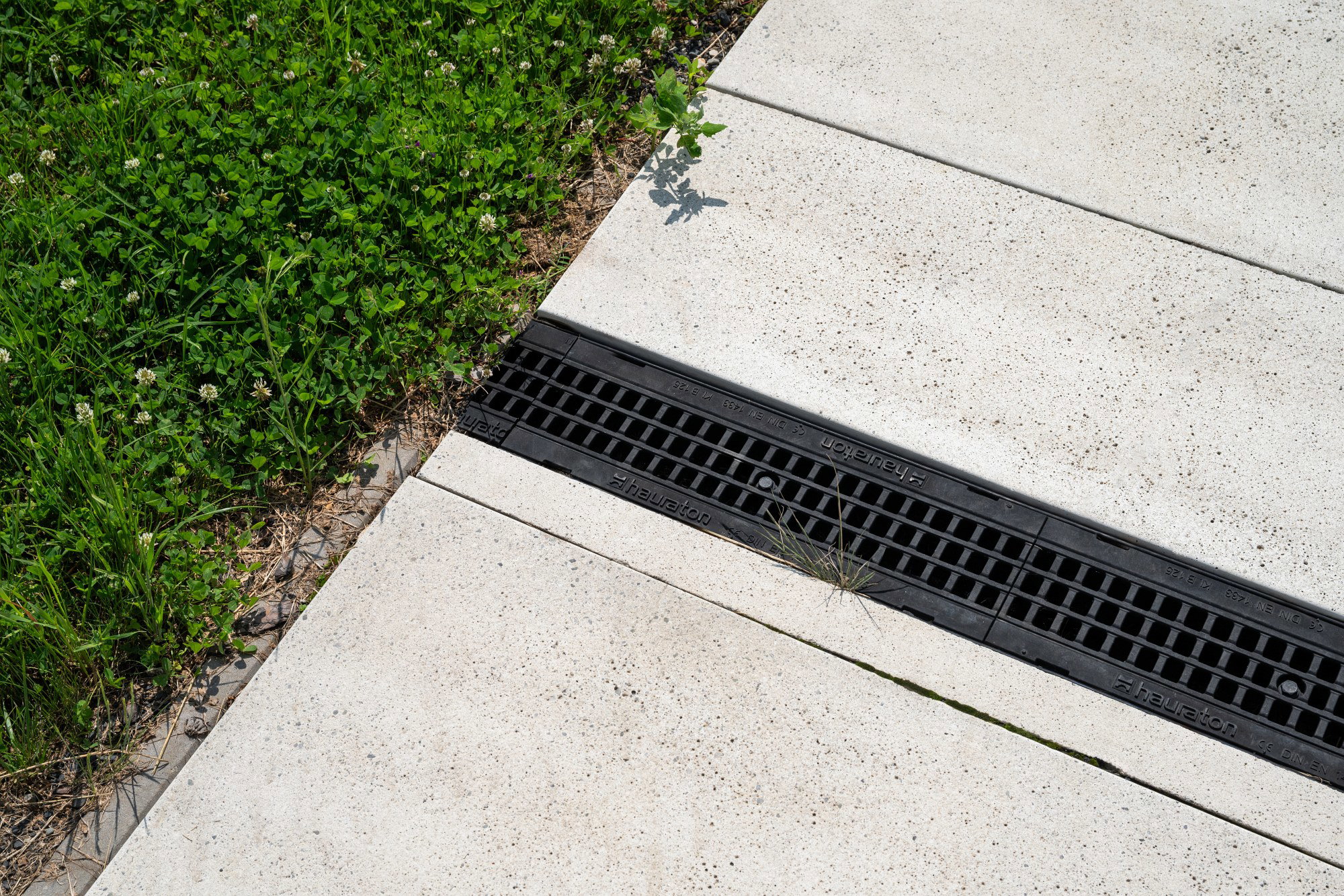 odwodnienie recyfix pro, trawa, płyty betonowe