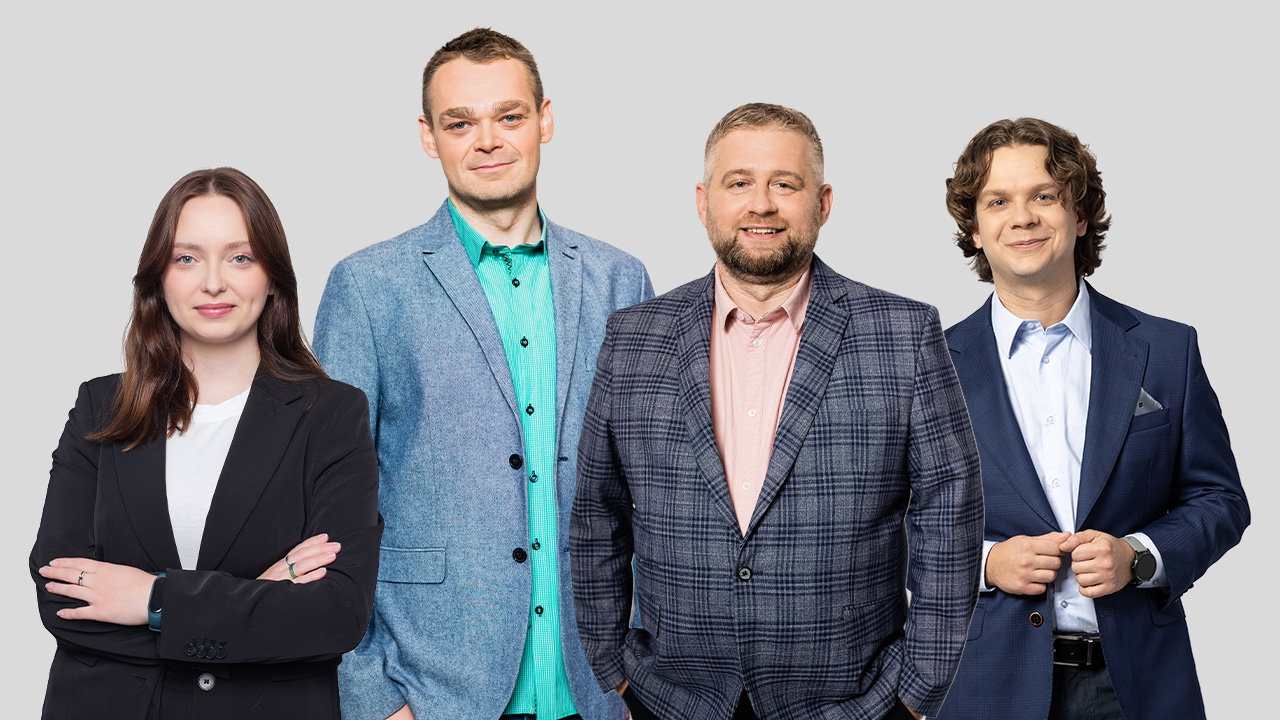 osoby z działu technicznego stoją obok siebie