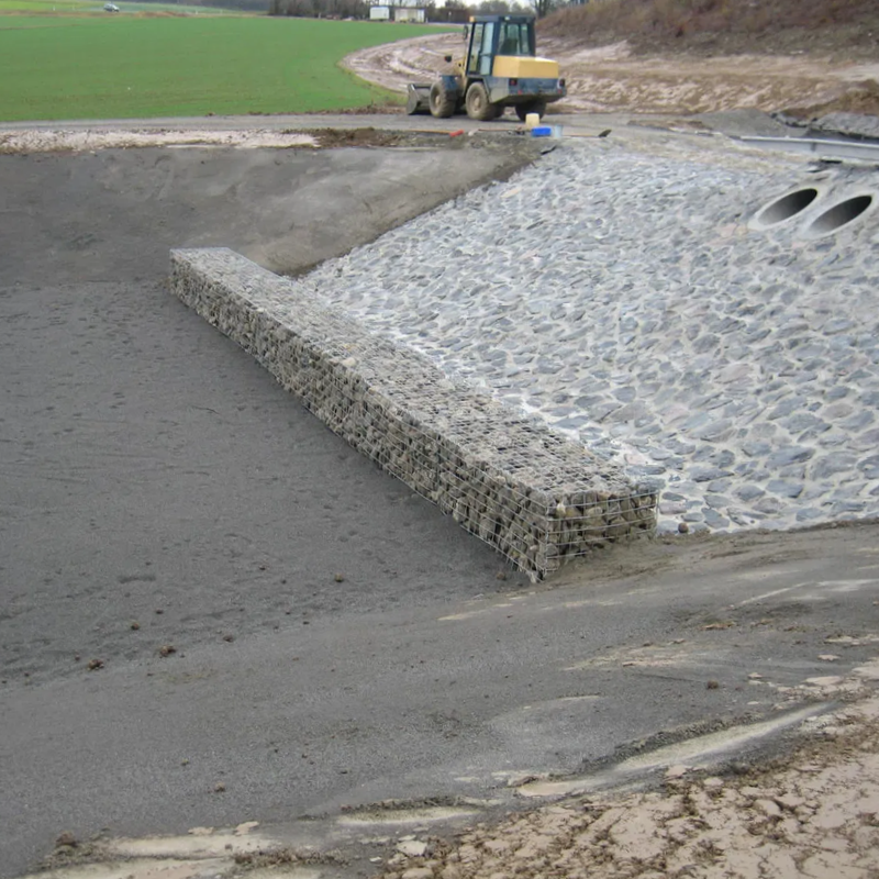 Afbeelding van een retentiebekken-bodemfilter met filtersubstraat carbonaatlaag die vervuild regenwater zuivert