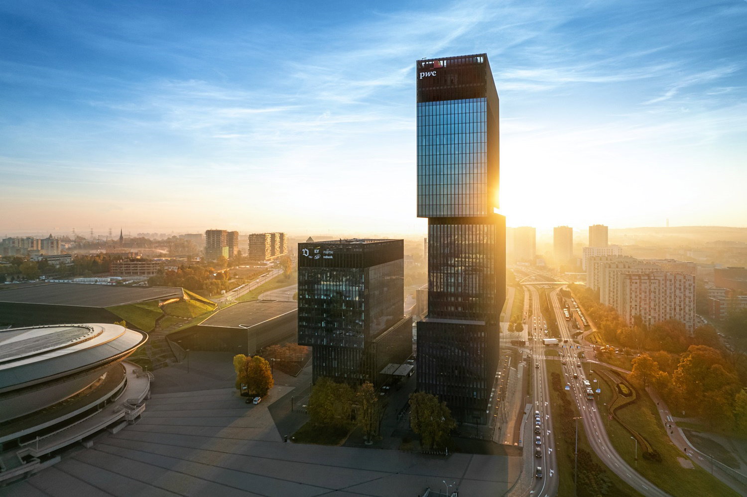 zdjęcie budynku KTW w Katowicach. Panorama miasta. KTW z zachodem słońca
