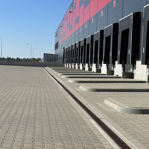 centrum logistyczne, odwodnienie liniowe, odwadnianie wody przy centrum logistycznym na placu
