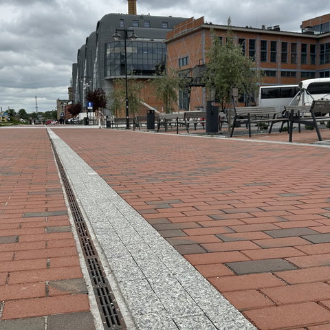 rynek kobro, odwodnienie na placu w przestrzeni publicznej przy biurowcach