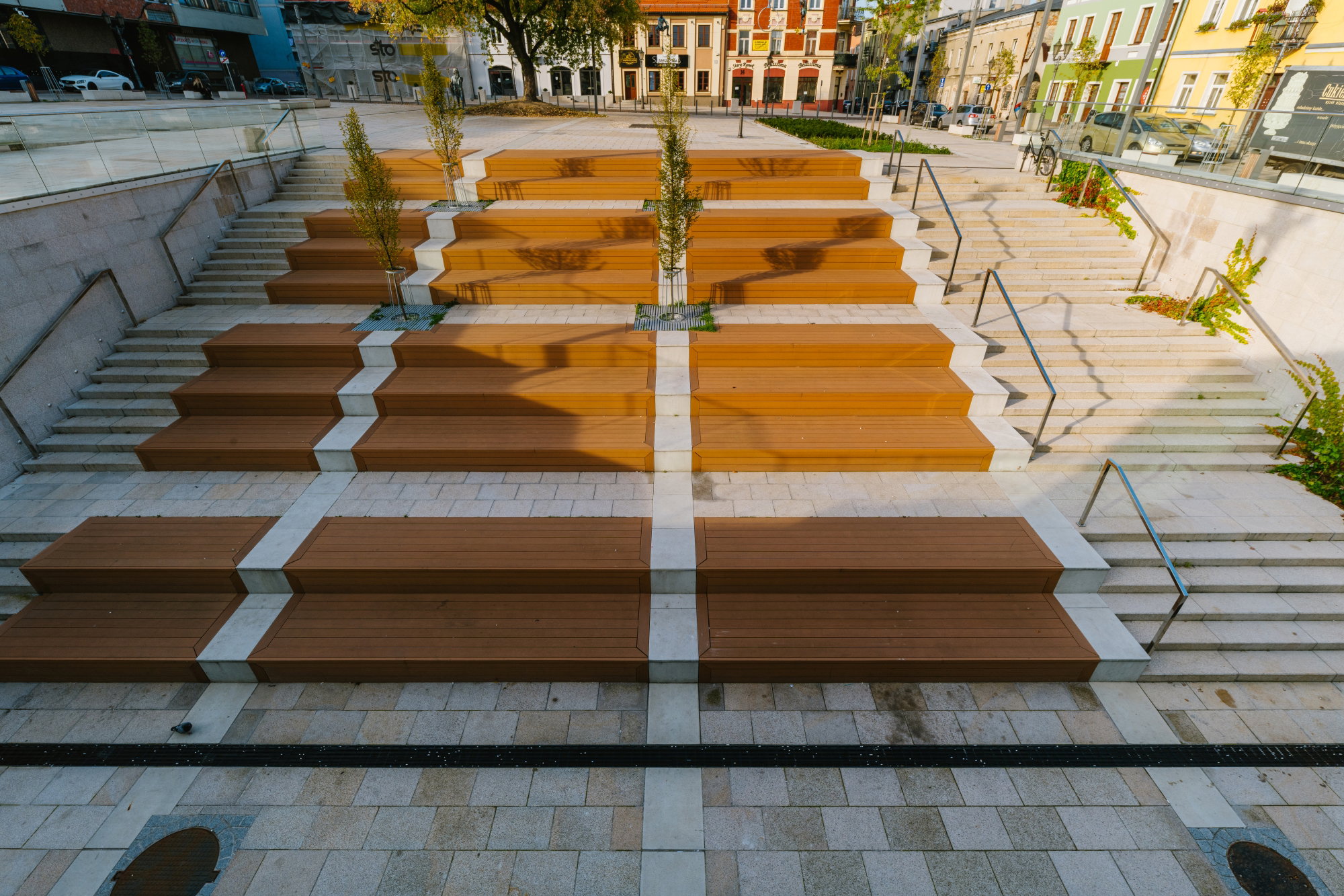 odwodnienie hauraton przy schodach publicznych przy placu, stary rynek w Częstochowie
